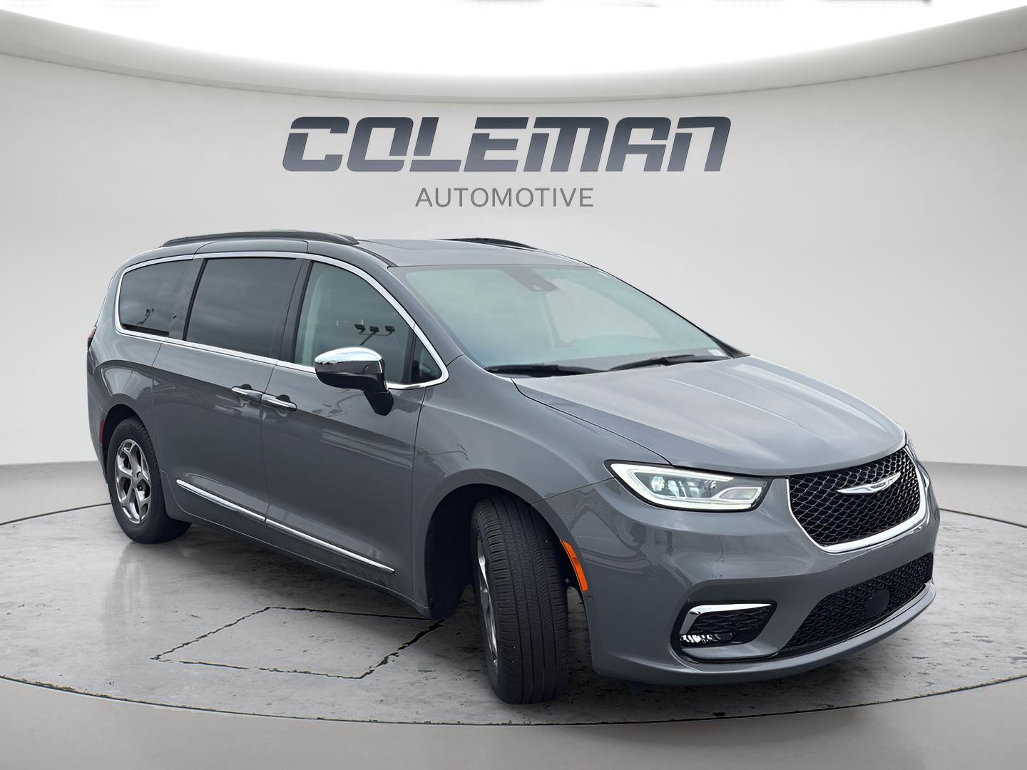 Used 2023 Chrysler Pacifica Limited w/ Uconnect Theater Family Group image 8