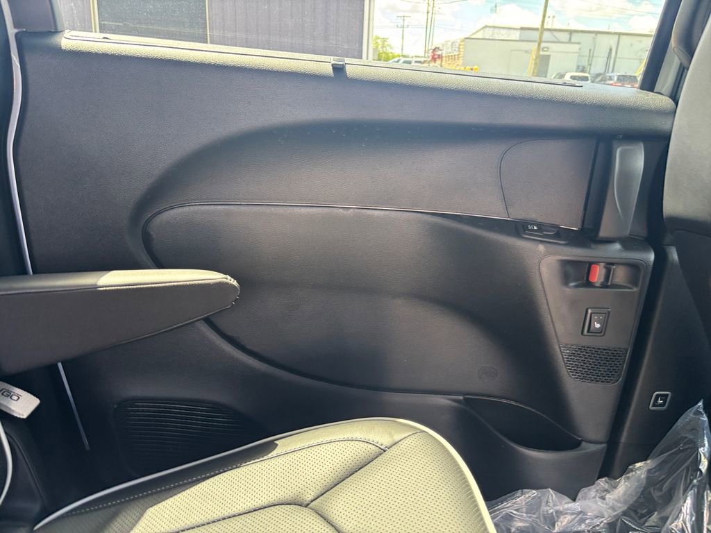 Used 2025 Chrysler Pacifica Limited FWD image 24