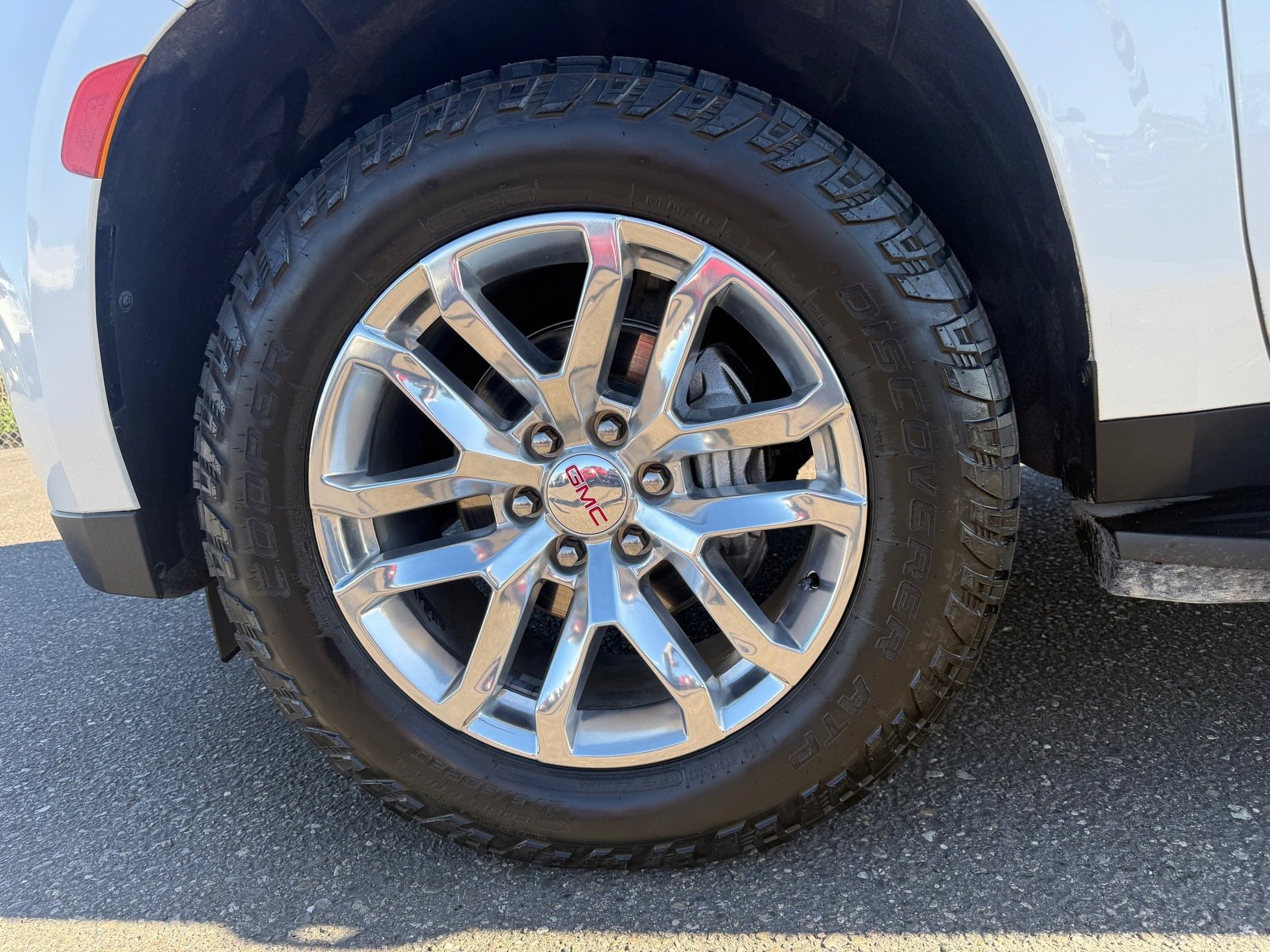 Used 2024 GMC Yukon XL SLT w/ SLT Luxury Package image 9