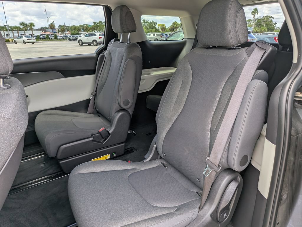Certified 2024 Kia Carnival LX FWD image 18
