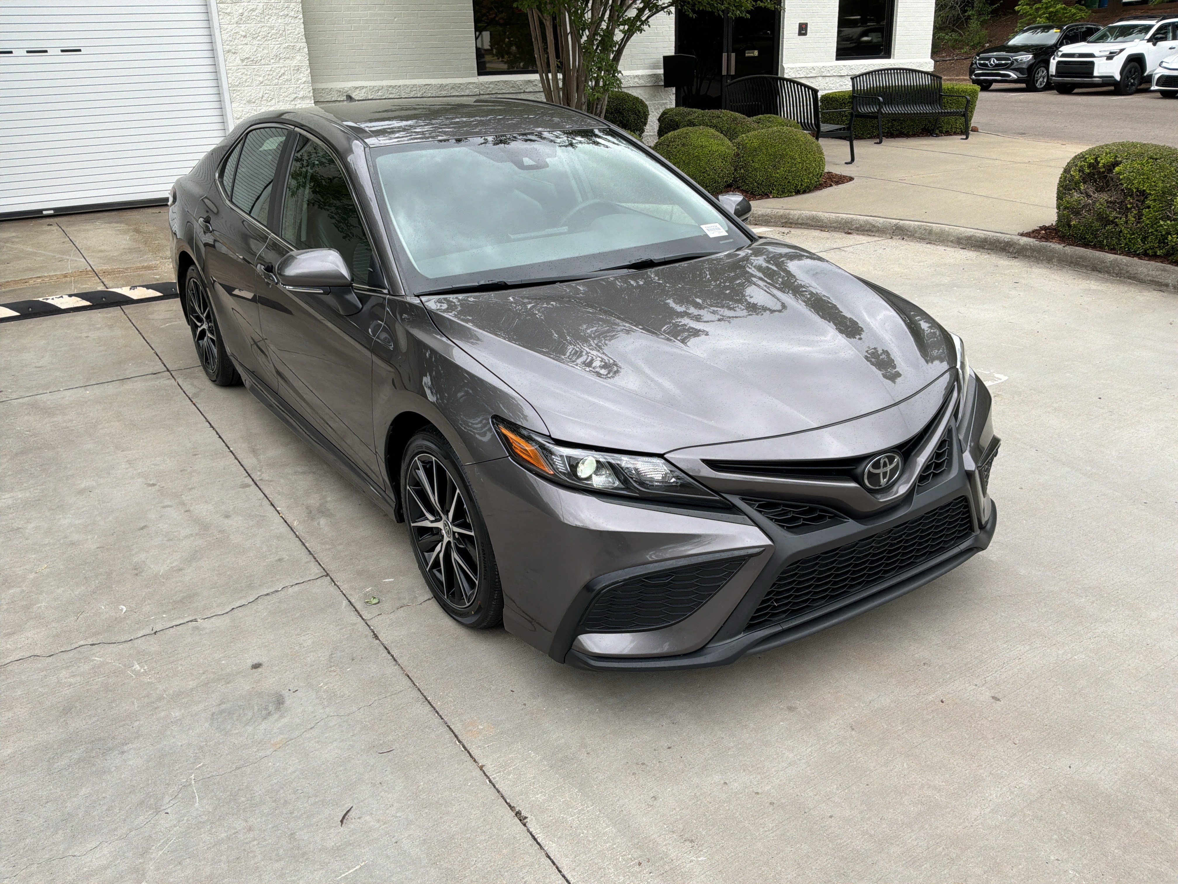 Used 2024 Toyota Camry SE FWD image 2