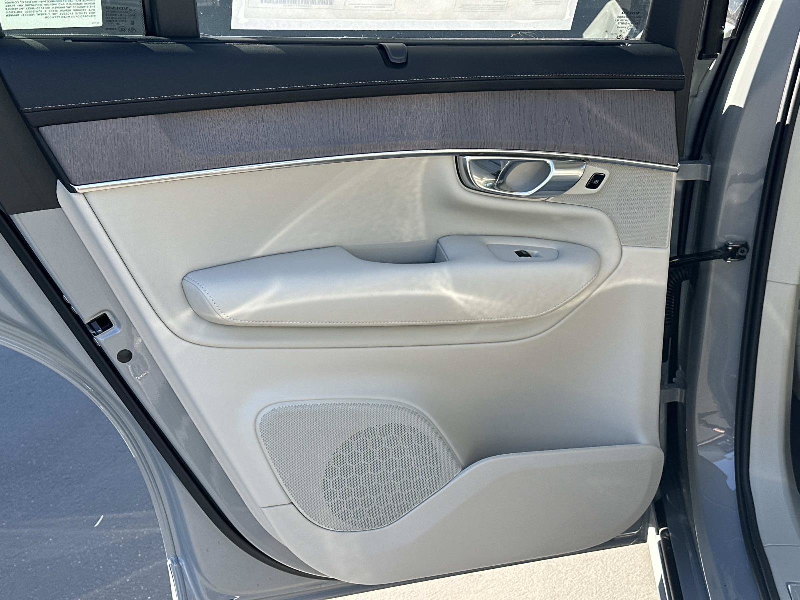 New 2026 Volvo XC90 T8 Ultra w/ Protection Package Premier AWD/4WD image 16