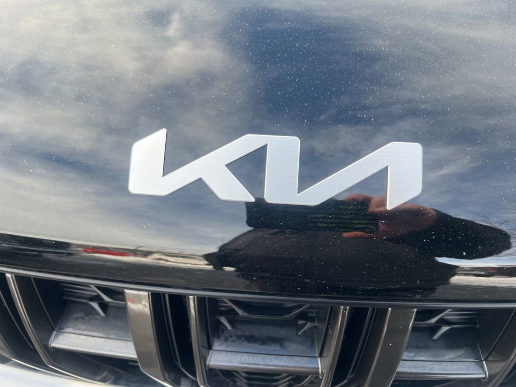 Certified 2023 Kia Carnival EX image 28