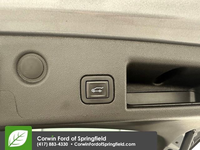 Used 2023 Chevrolet Equinox Premier image 17
