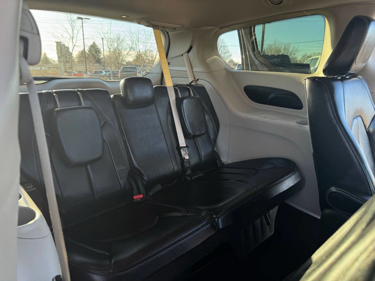 Used 2022 Chrysler Pacifica Touring-L image 37