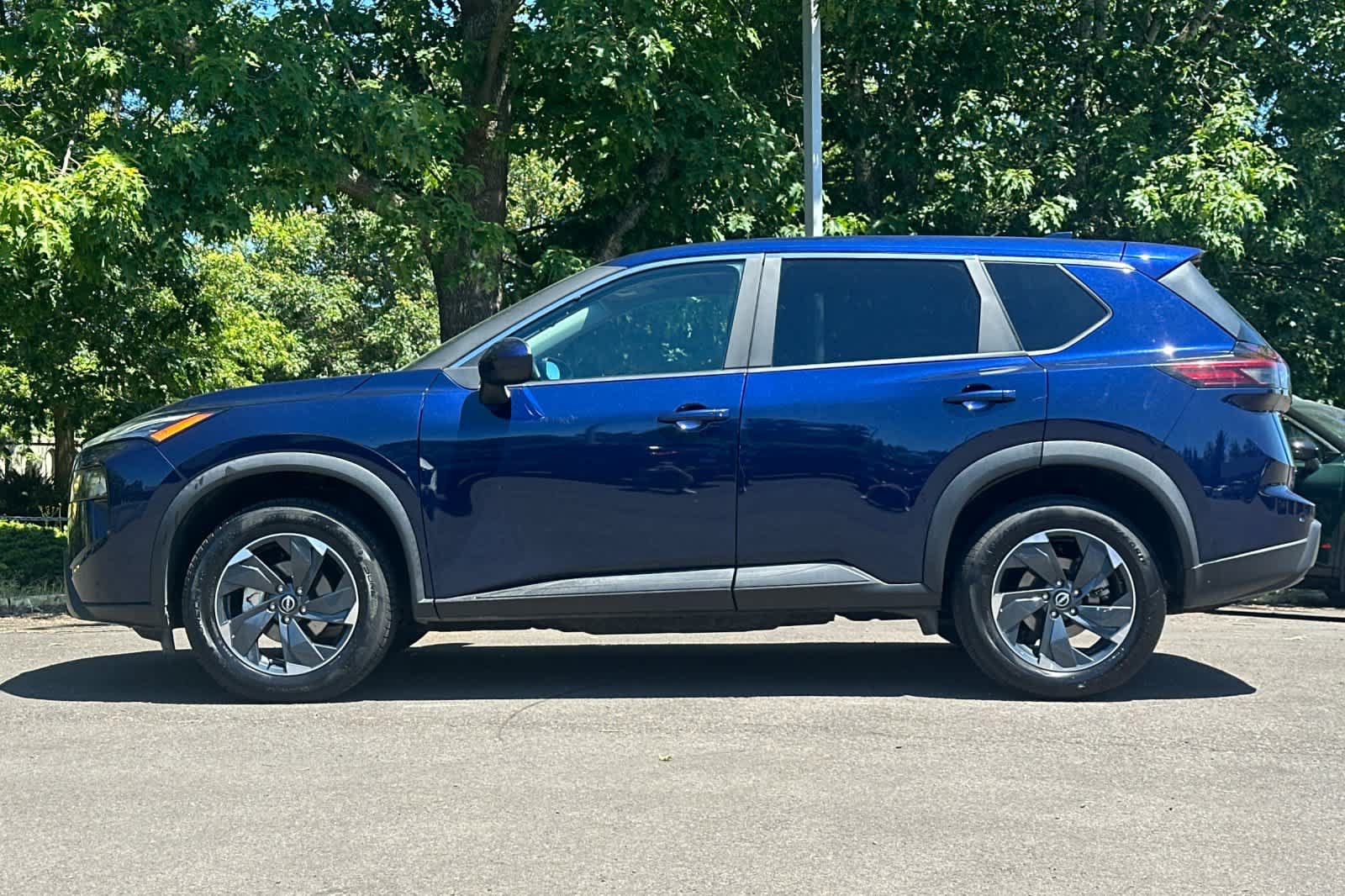 Used 2024 Nissan Rogue SV AWD/4WD image 5