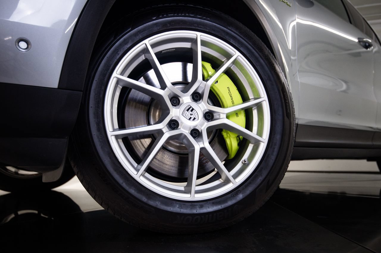 Certified 2025 Porsche Cayenne E-Hybrid AWD/4WD image 12