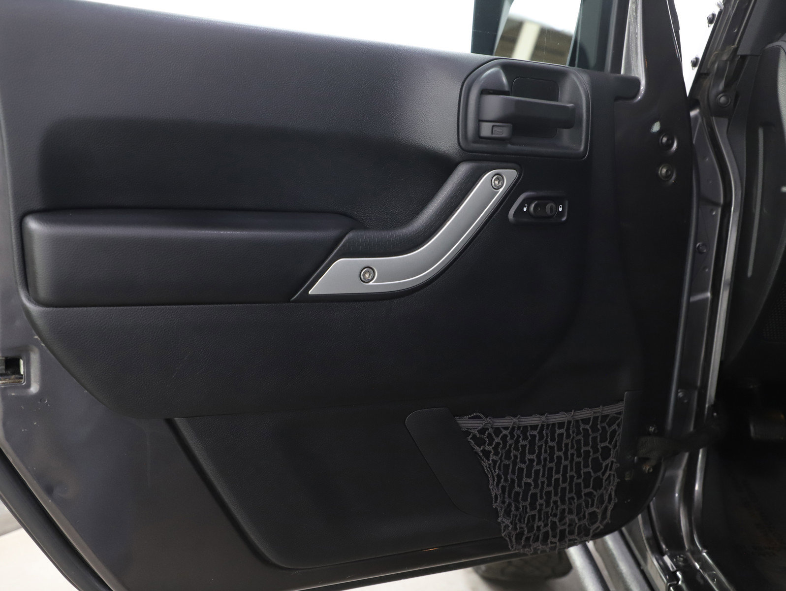 Used 2016 Jeep Wrangler Unlimited Rubicon w/ Connectivity Group image 18