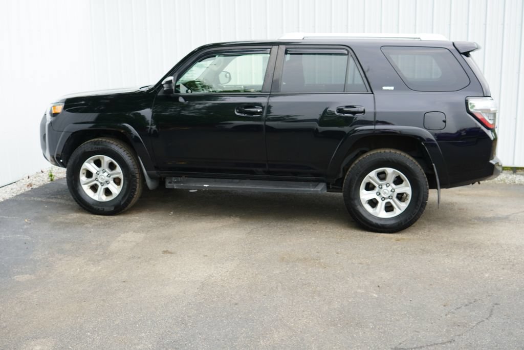 Used 2018 Toyota 4Runner SR5 AWD/4WD image 3