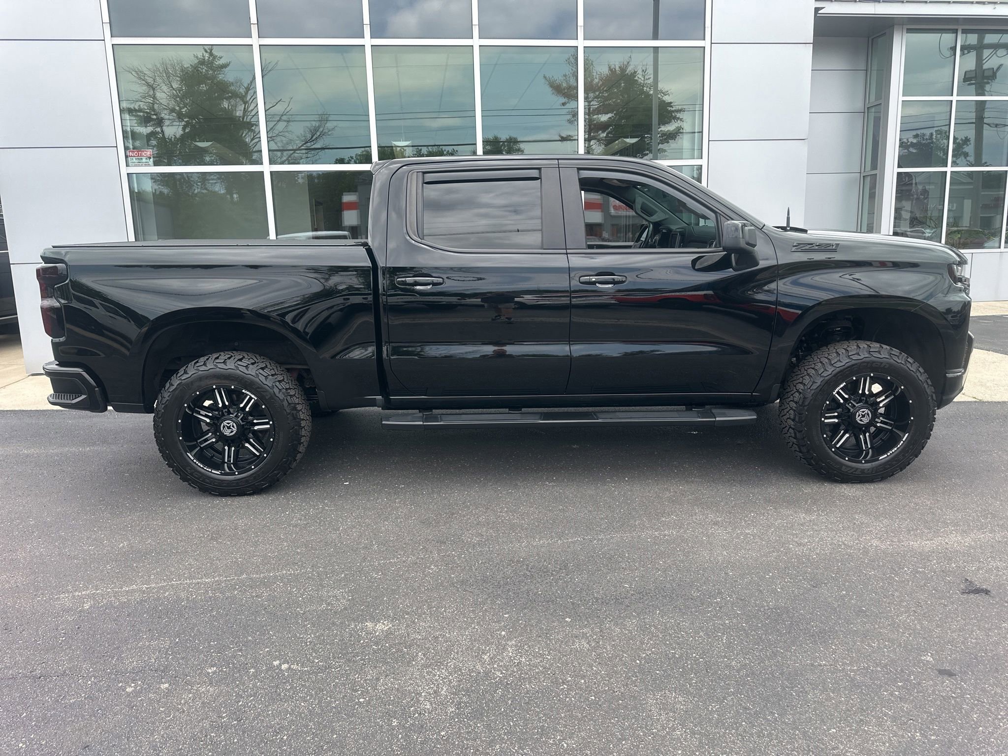 Used 2021 Chevrolet Silverado 1500 LT Trail Boss w/ Convenience Package II AWD/4WD image 2