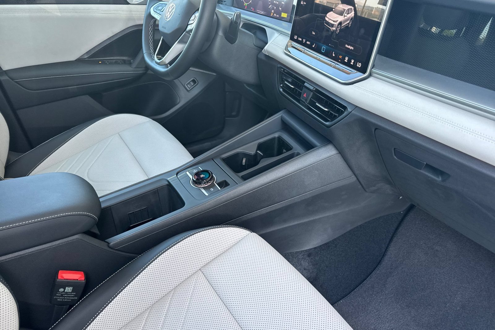 New 2025 Volkswagen Tiguan SE AWD/4WD image 16