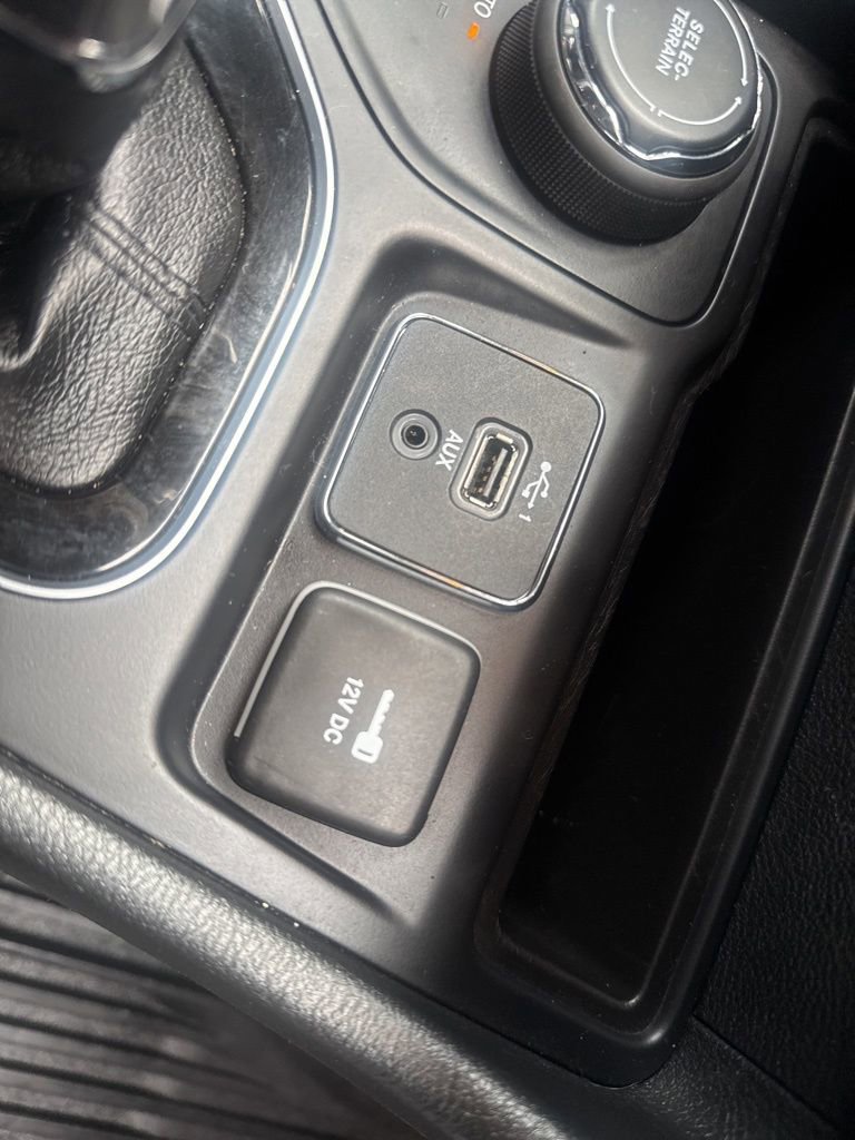Used 2019 Jeep Cherokee Limited image 25