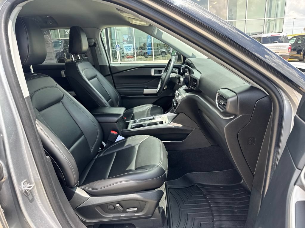 Used 2022 Ford Explorer XLT w/ Equipment Group 202A AWD/4WD image 27