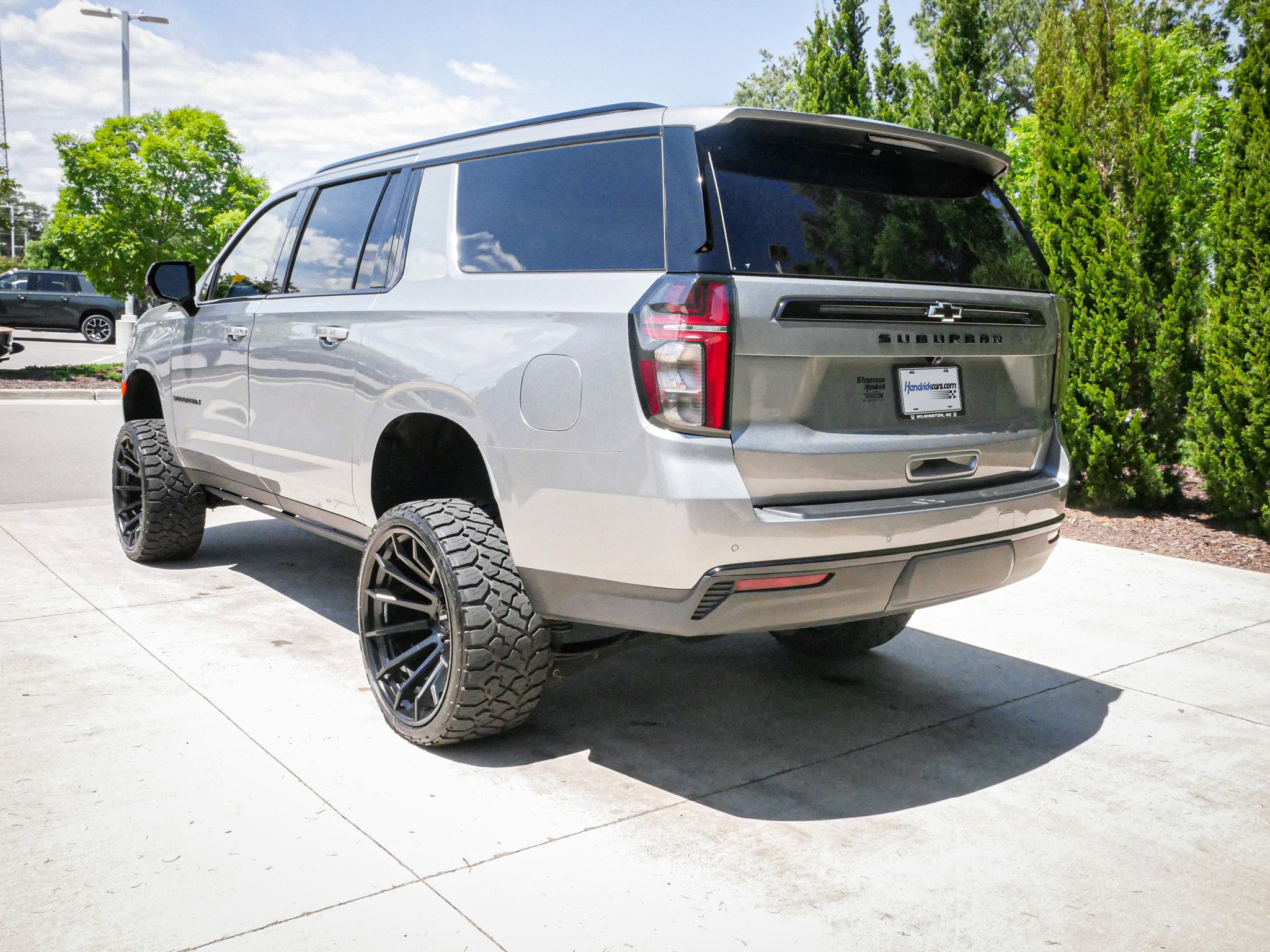 Used 2024 Chevrolet Suburban Z71 w/ Luxury Package AWD/4WD image 8