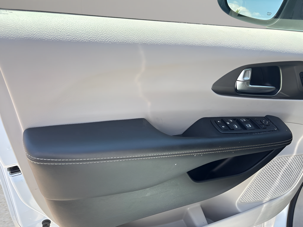 Used 2023 Chrysler Pacifica Touring-L FWD image 10