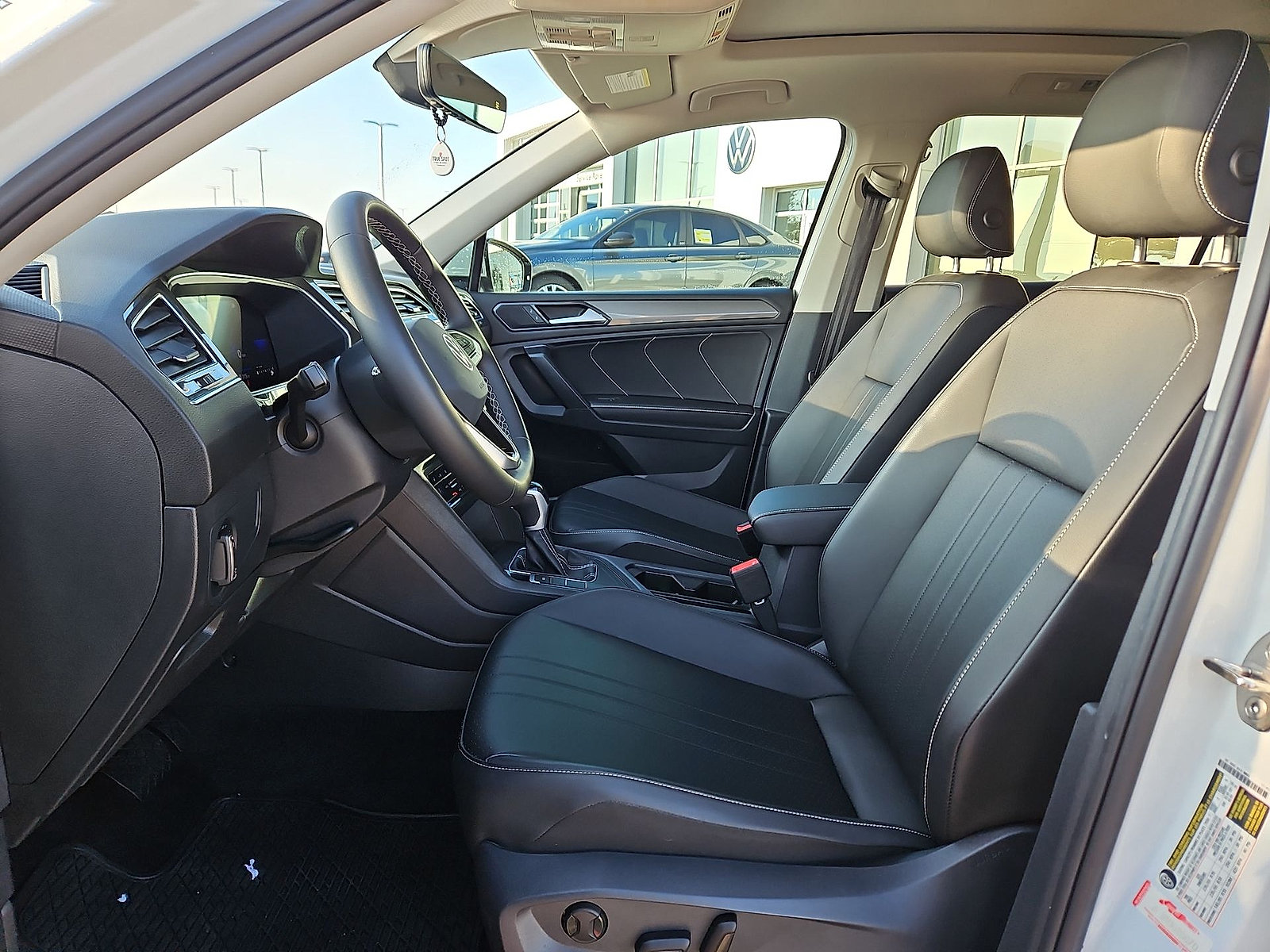 Certified 2023 Volkswagen Tiguan SE w/ Panoramic Sunroof Package FWD image 16