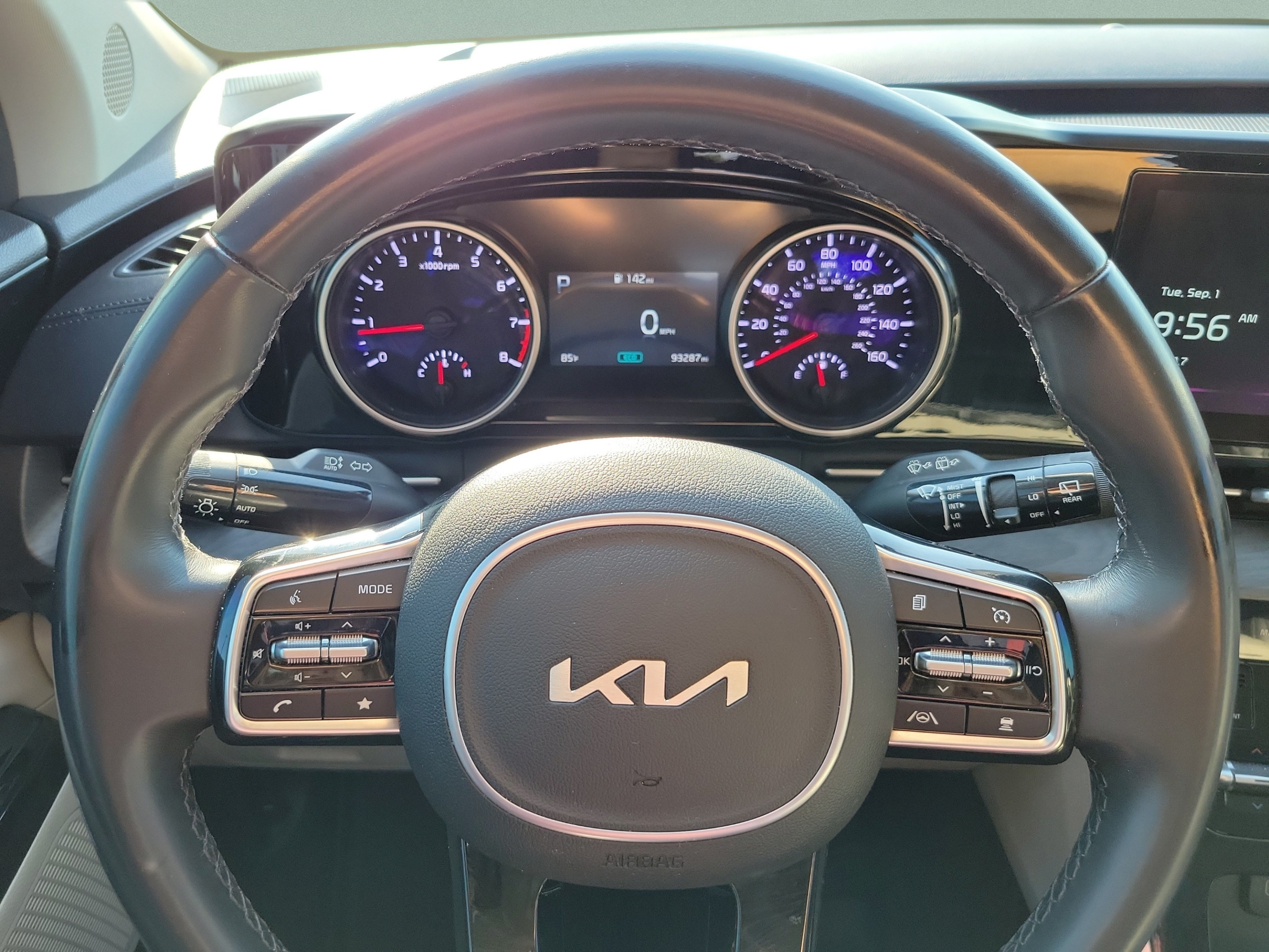 Used 2023 Kia Carnival EX FWD image 18