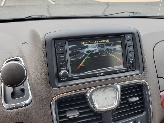 Used 2015 Chrysler Town & Country Limited Platinum FWD image 31