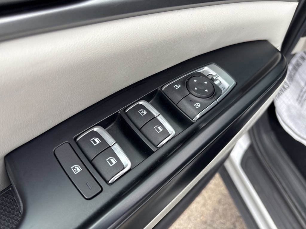 Used 2023 Kia Carnival LX FWD image 15