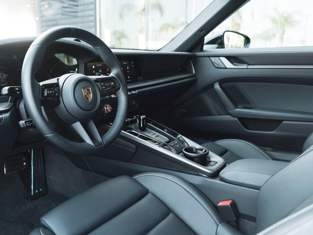 Used 2025 Porsche 911 Carrera image 4