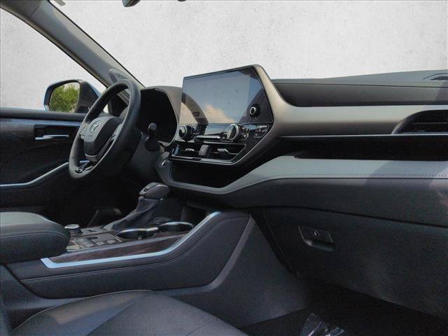 Used 2024 Toyota Highlander Limited AWD/4WD image 23