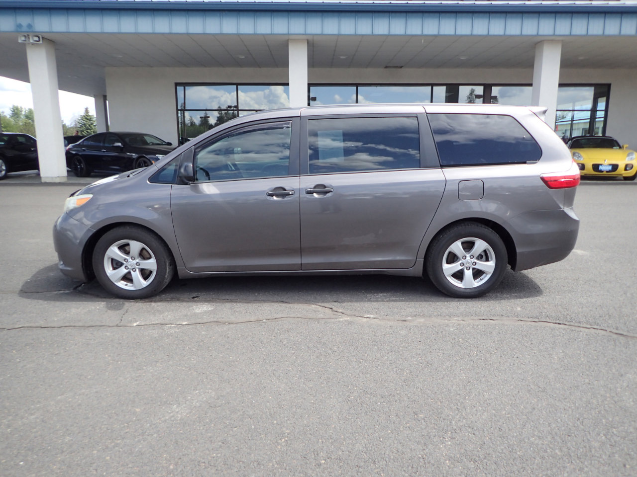Used 2015 Toyota Sienna L FWD image 2