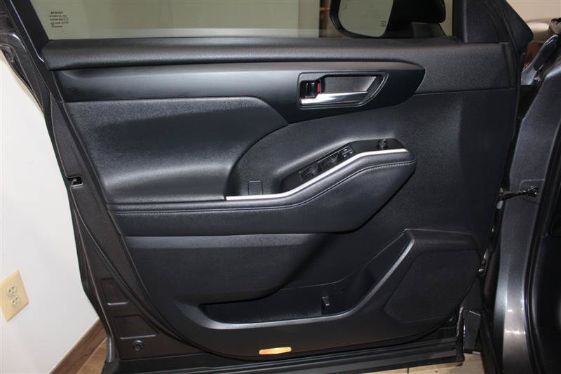 Used 2021 Toyota Highlander XLE AWD/4WD image 32