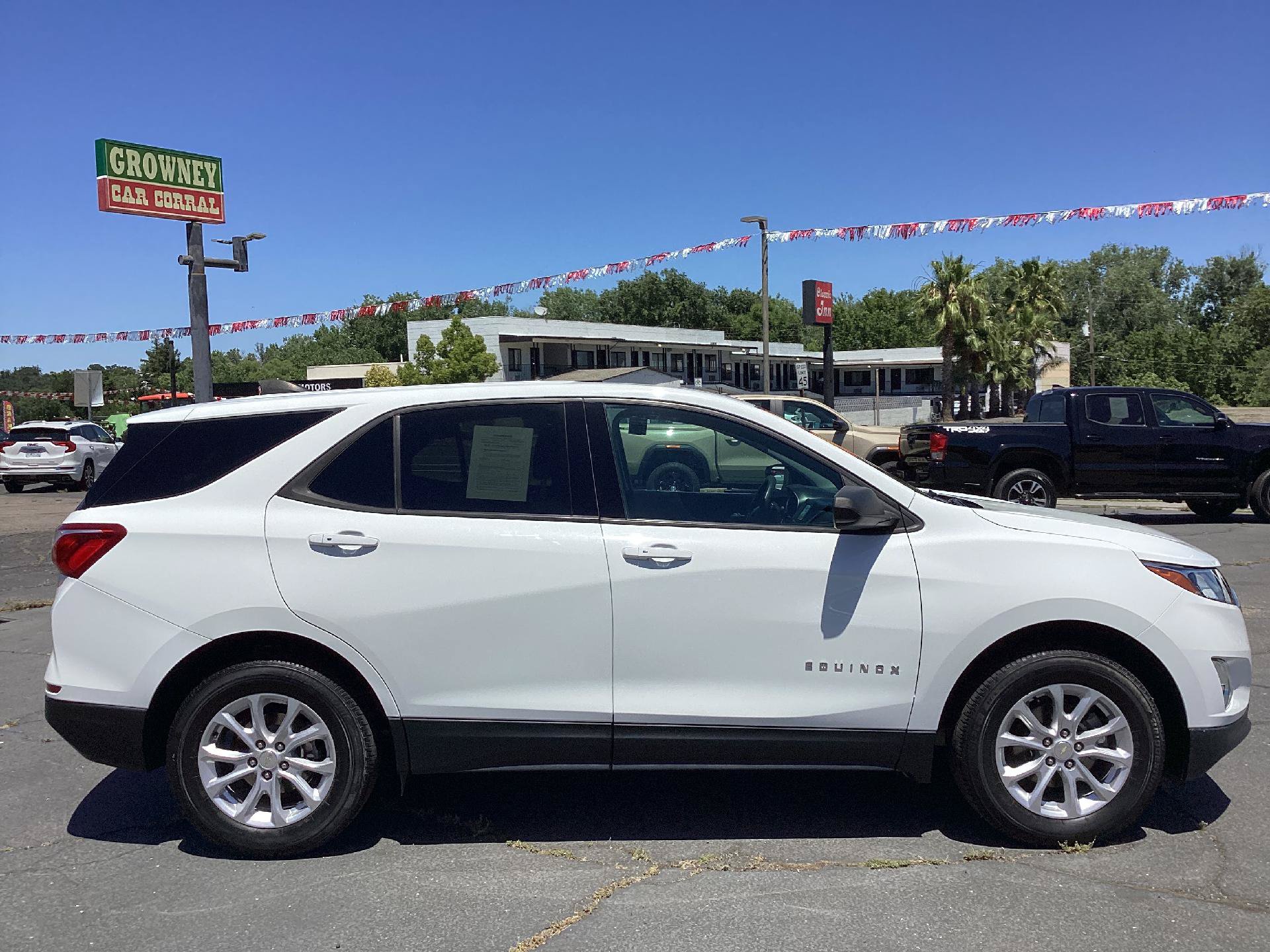 Used 2019 Chevrolet Equinox LS w/ LS Convenience Package AWD/4WD image 2