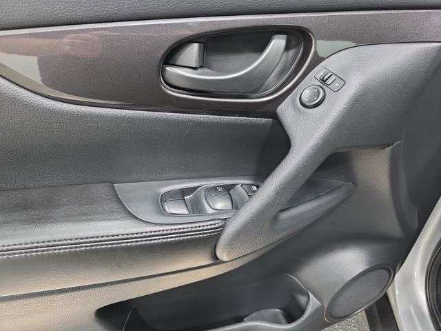 Used 2019 Nissan Rogue S image 28