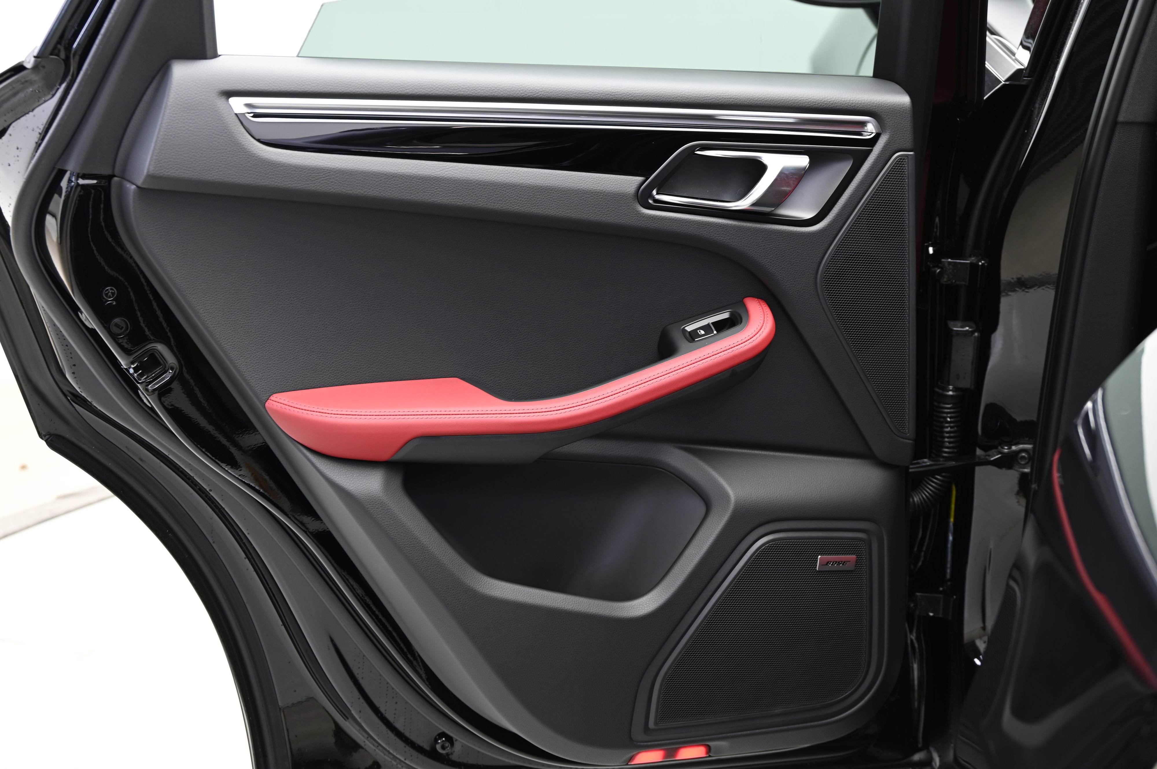 Certified 2025 Porsche Macan image 31