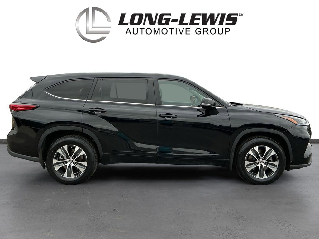Used 2023 Toyota Highlander XLE AWD/4WD image 8