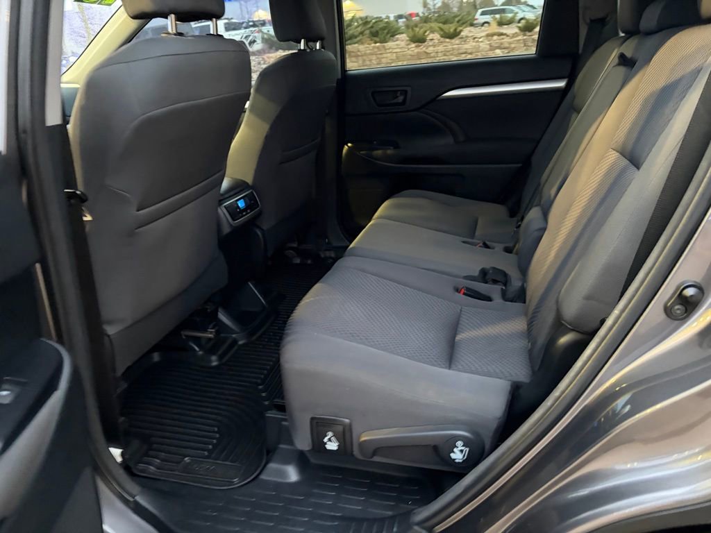 Used 2015 Toyota Highlander LE image 11