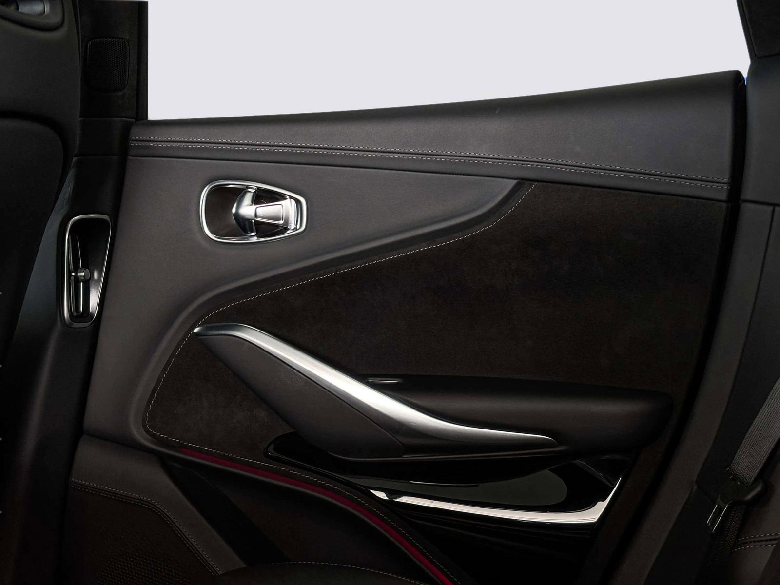 Used 2024 Aston Martin DBX image 44