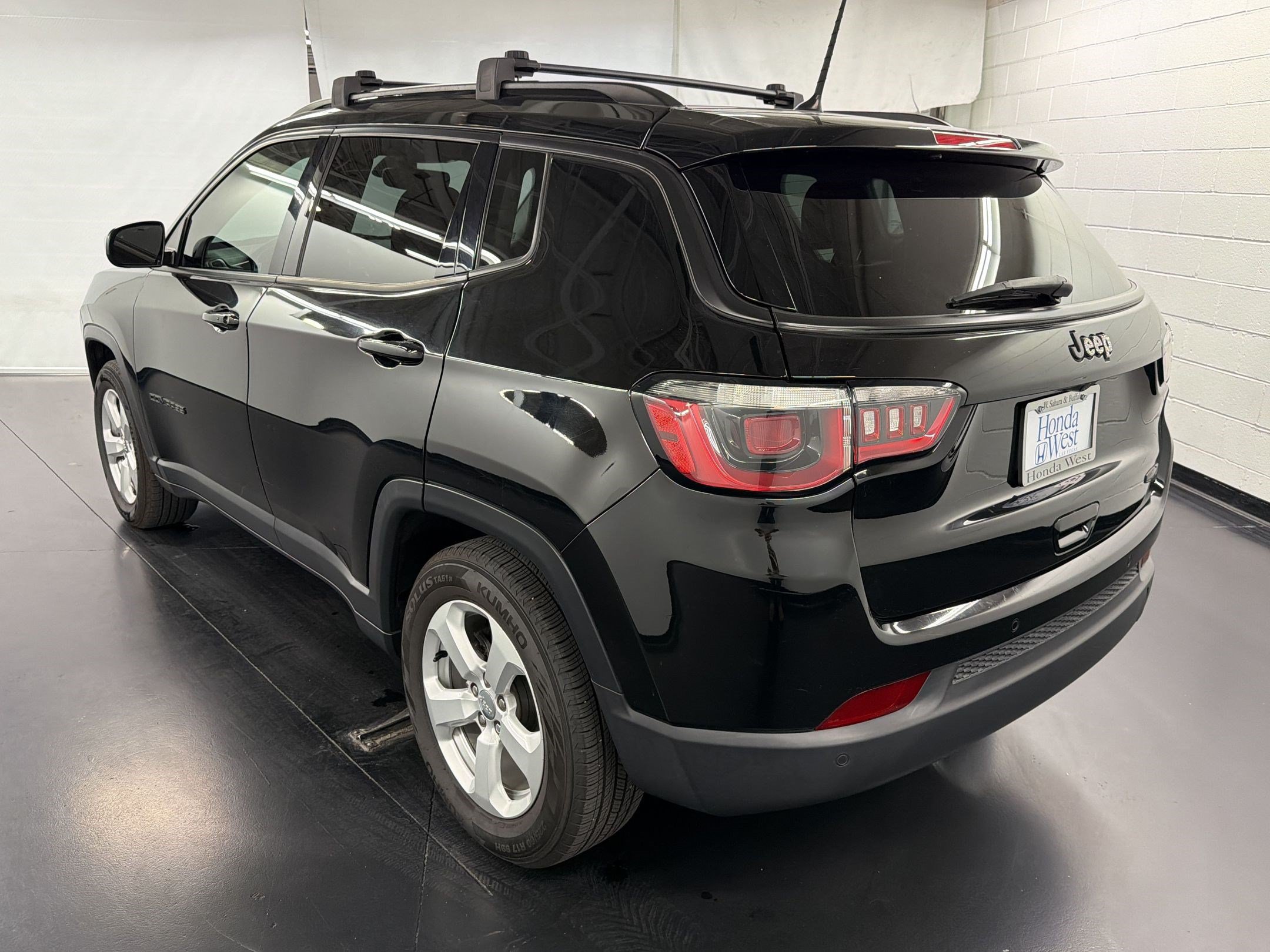 Used 2017 Jeep Compass Latitude w/ Safe & Security Group FWD image 3
