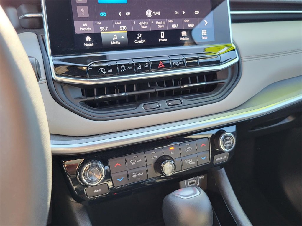 Used 2025 Jeep Compass Limited image 28