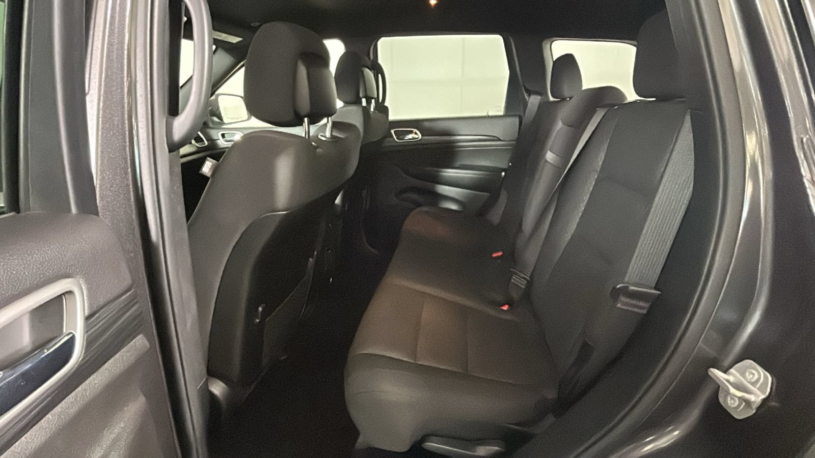 Used 2019 Jeep Grand Cherokee Laredo AWD/4WD image 30