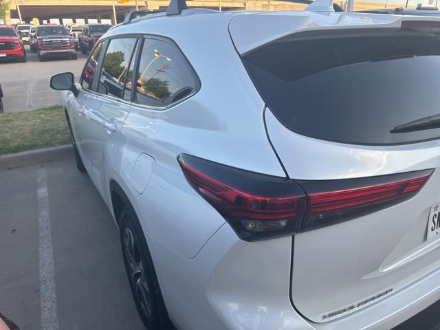Used 2023 Toyota Highlander XLE image 2