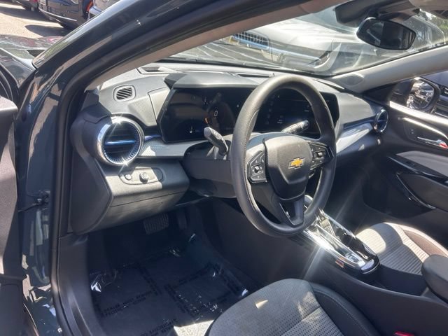 Used 2025 Chevrolet Trax LT FWD image 9