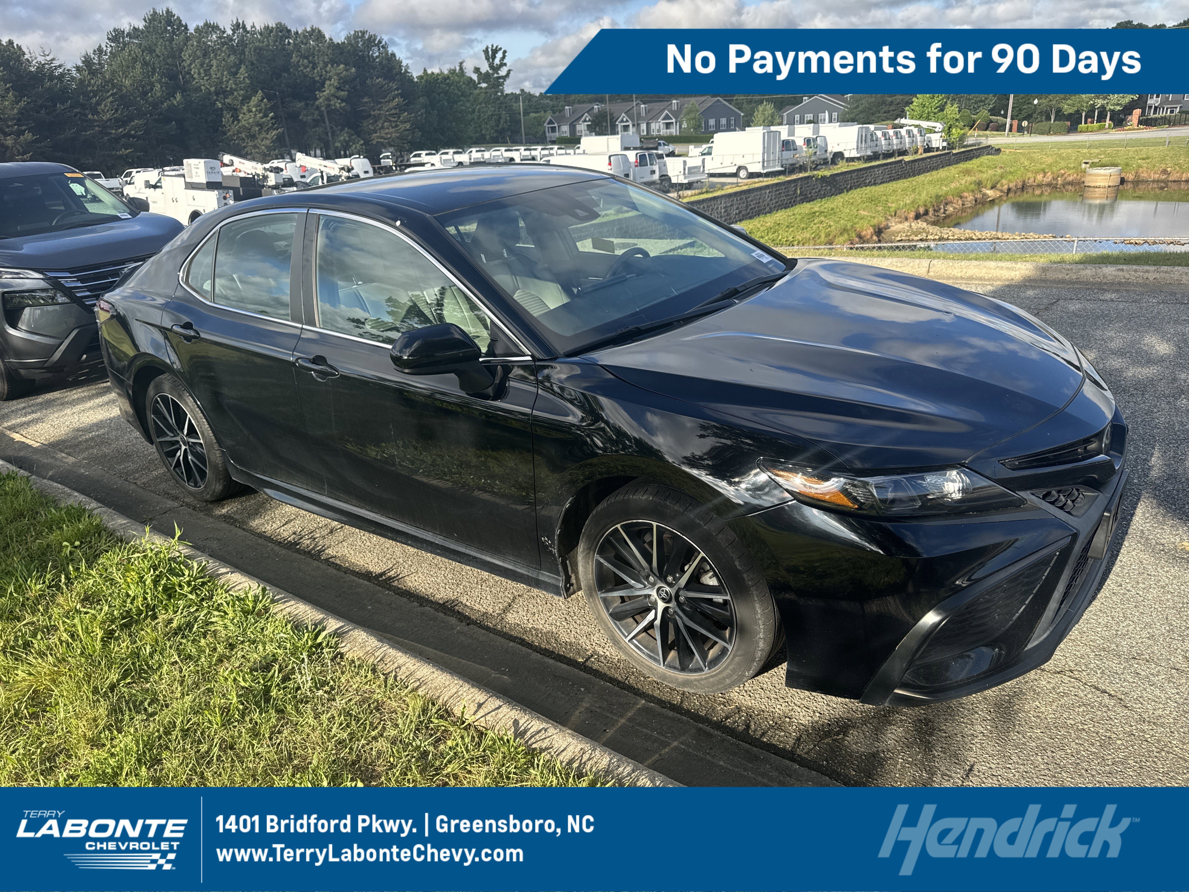 Used 2021 Toyota Camry SE FWD image 1