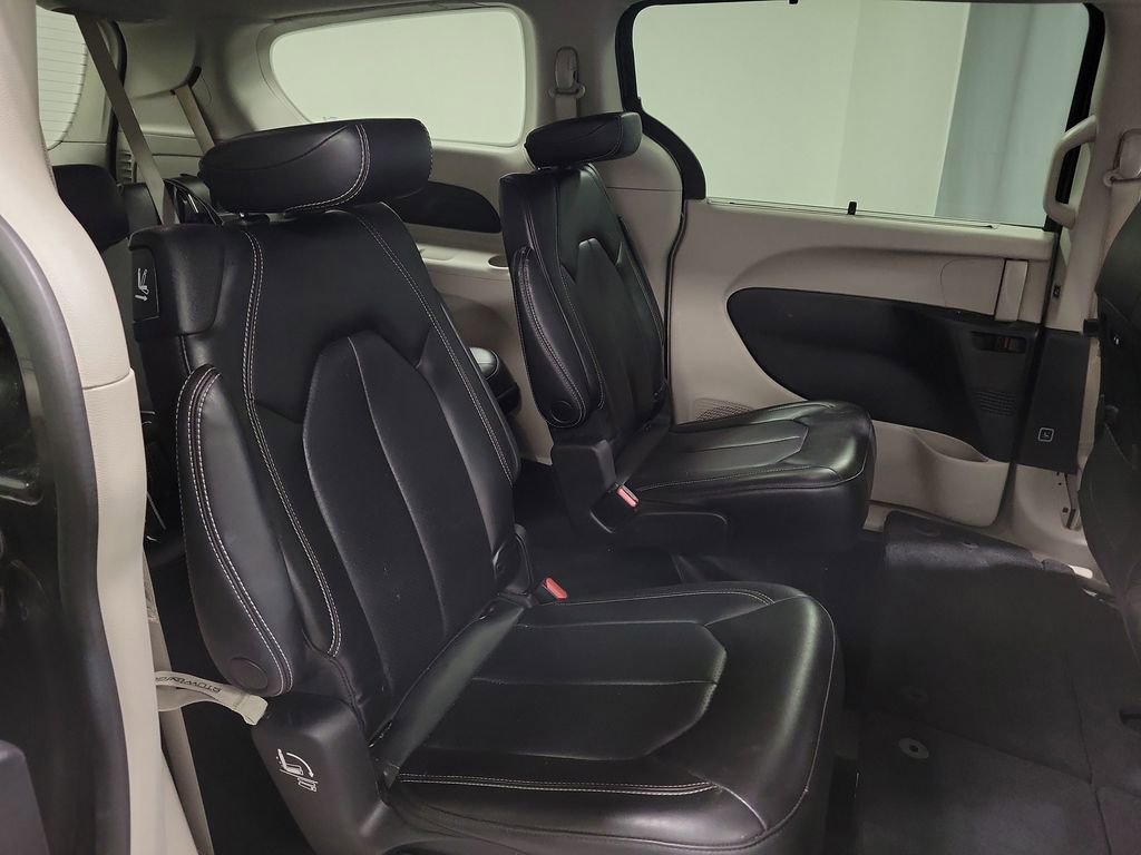 Used 2023 Chrysler Pacifica Touring-L image 22