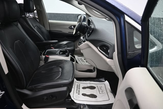 Used 2019 Chrysler Pacifica Limited FWD image 11