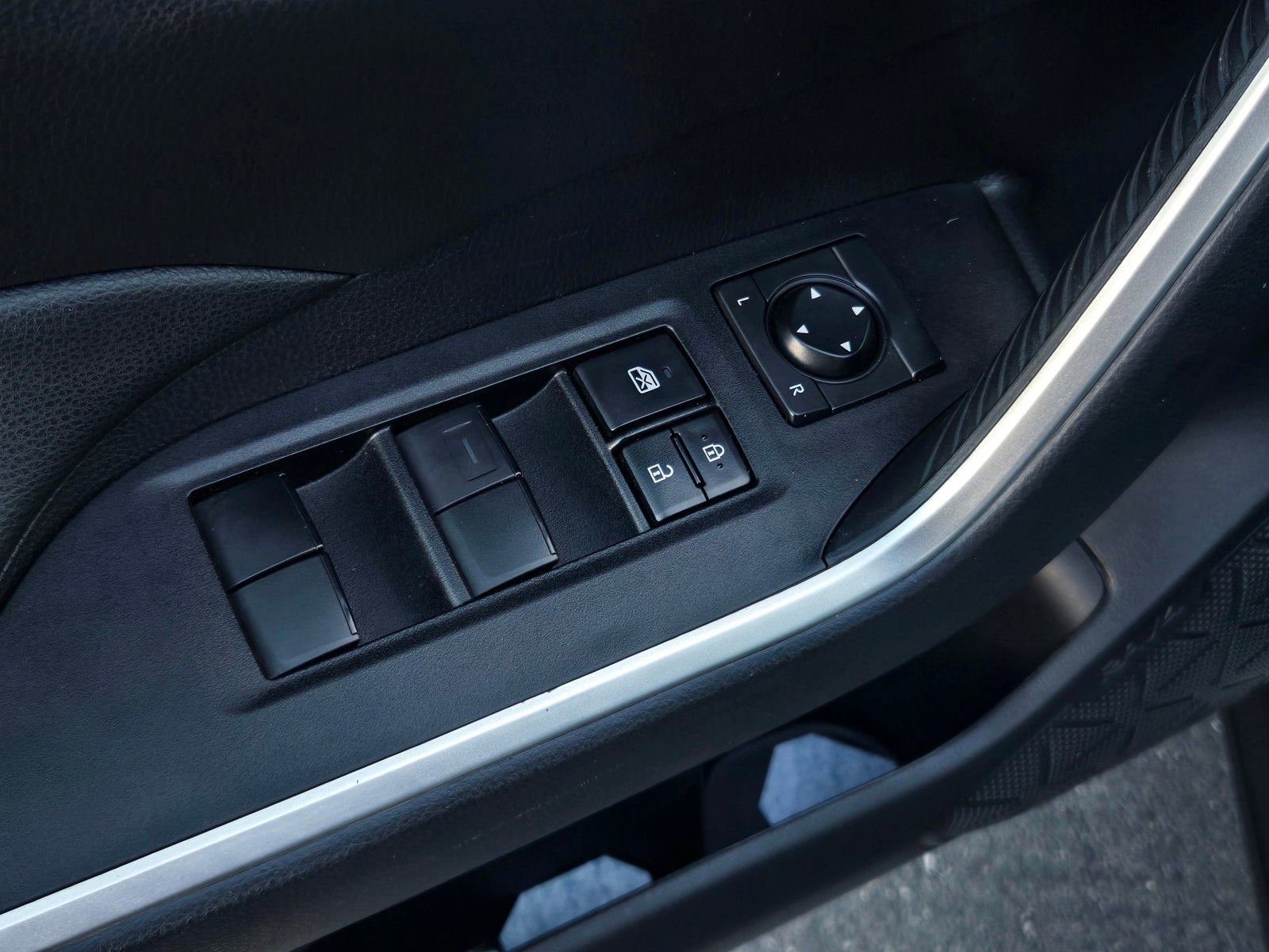 Used 2021 Toyota RAV4 XLE w/ XLE Grade Weather Package image 9