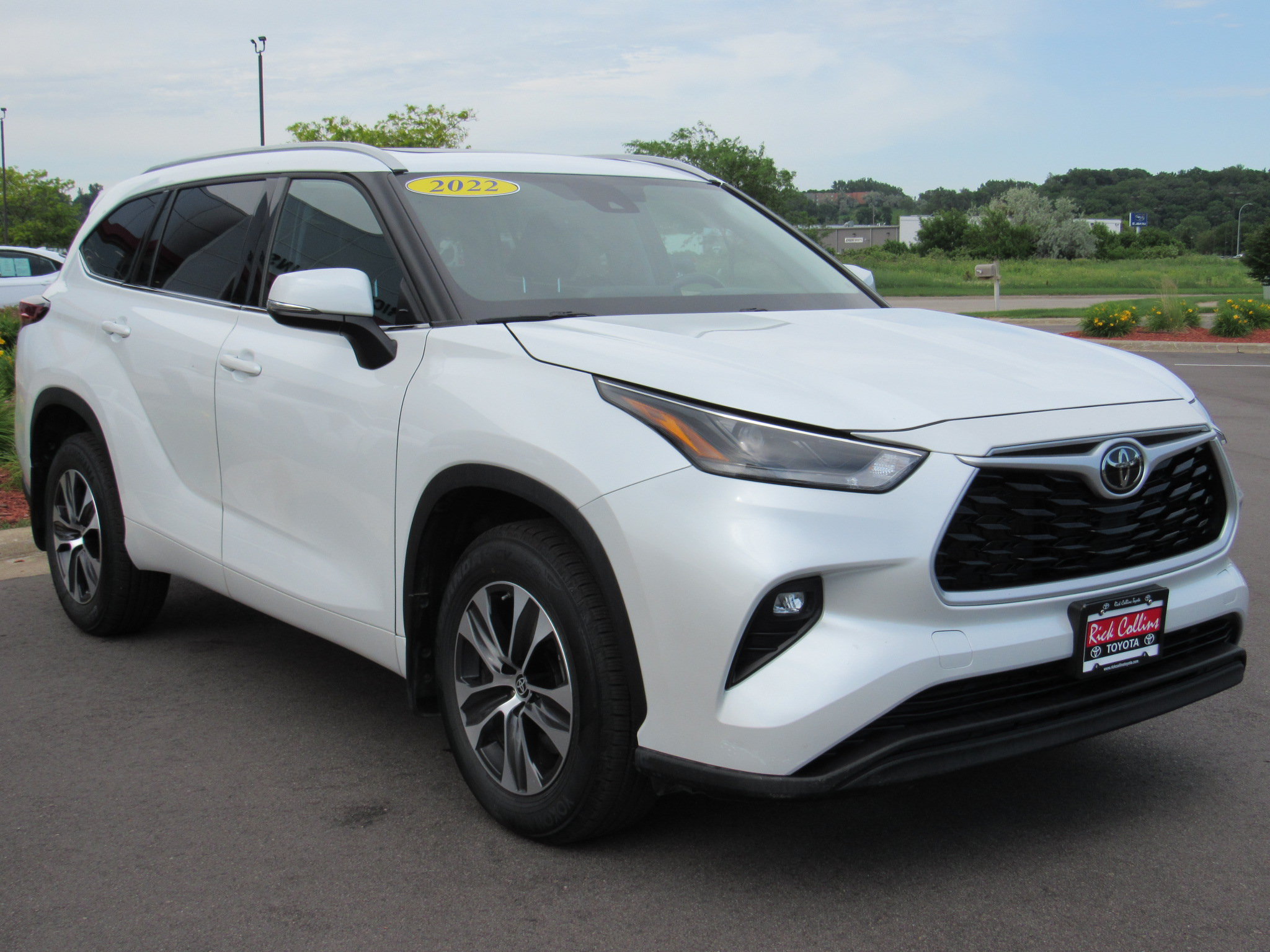 Used 2022 Toyota Highlander XLE AWD/4WD image 4