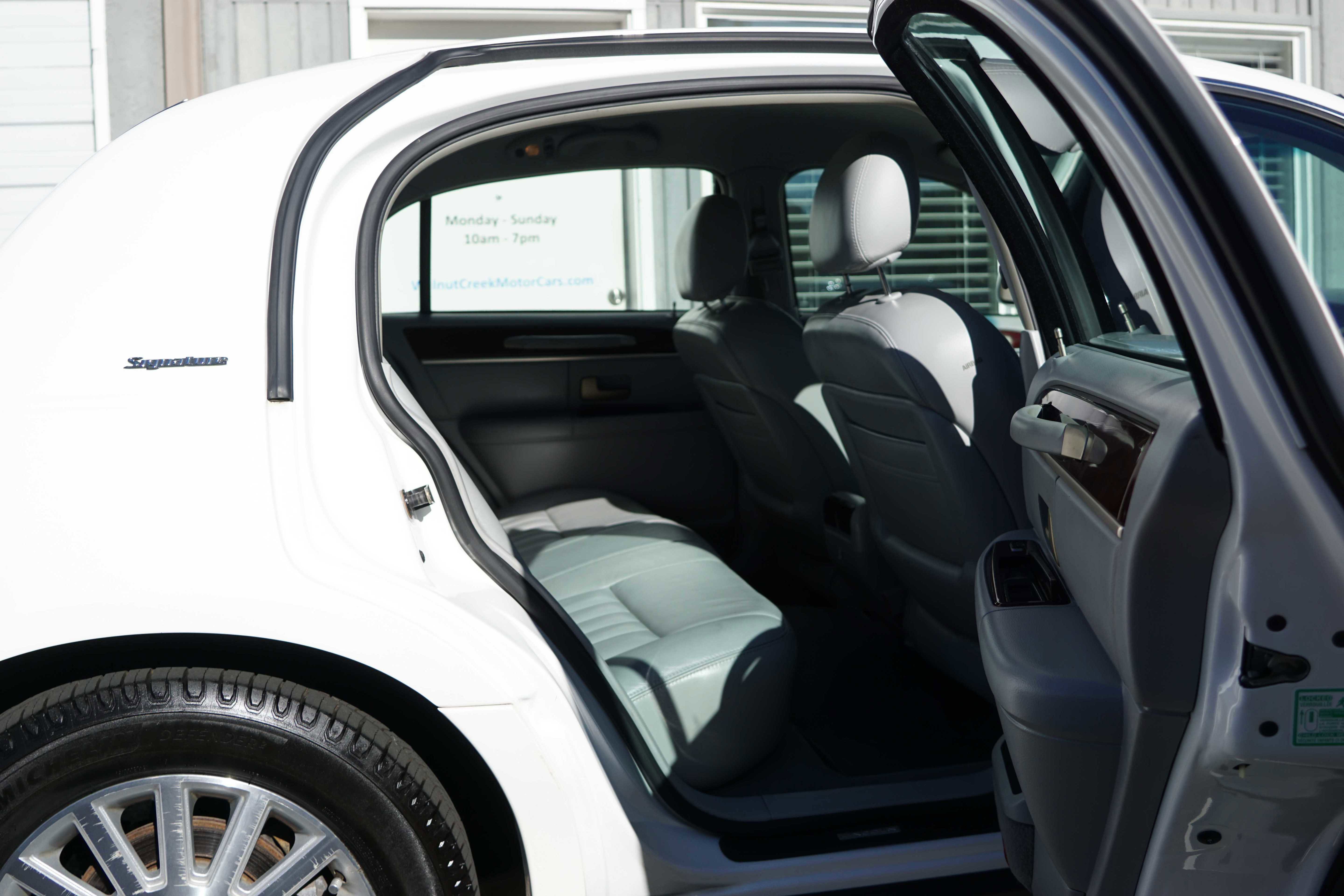 Used 2004 Lincoln Town Car Signature image 29