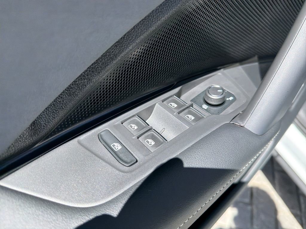 Certified 2025 Volkswagen Tiguan SE R-Line AWD/4WD image 12