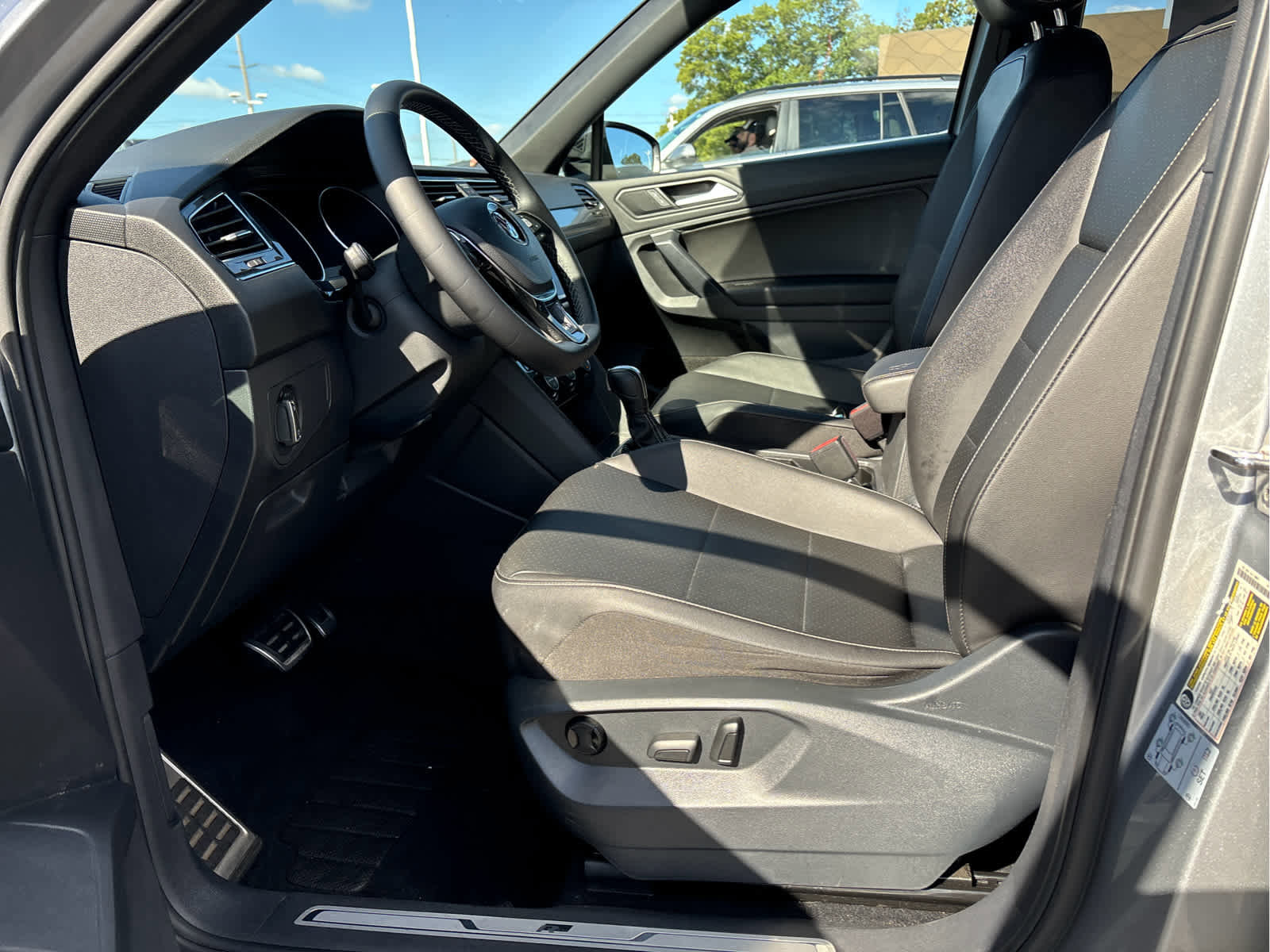 Used 2021 Volkswagen Tiguan SE R-Line image 8