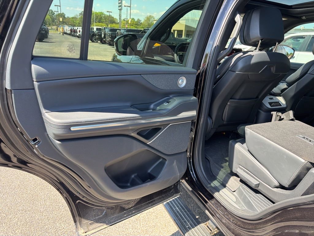 Used 2025 Lincoln Navigator Reserve w/ Jet Appearance Package image 20