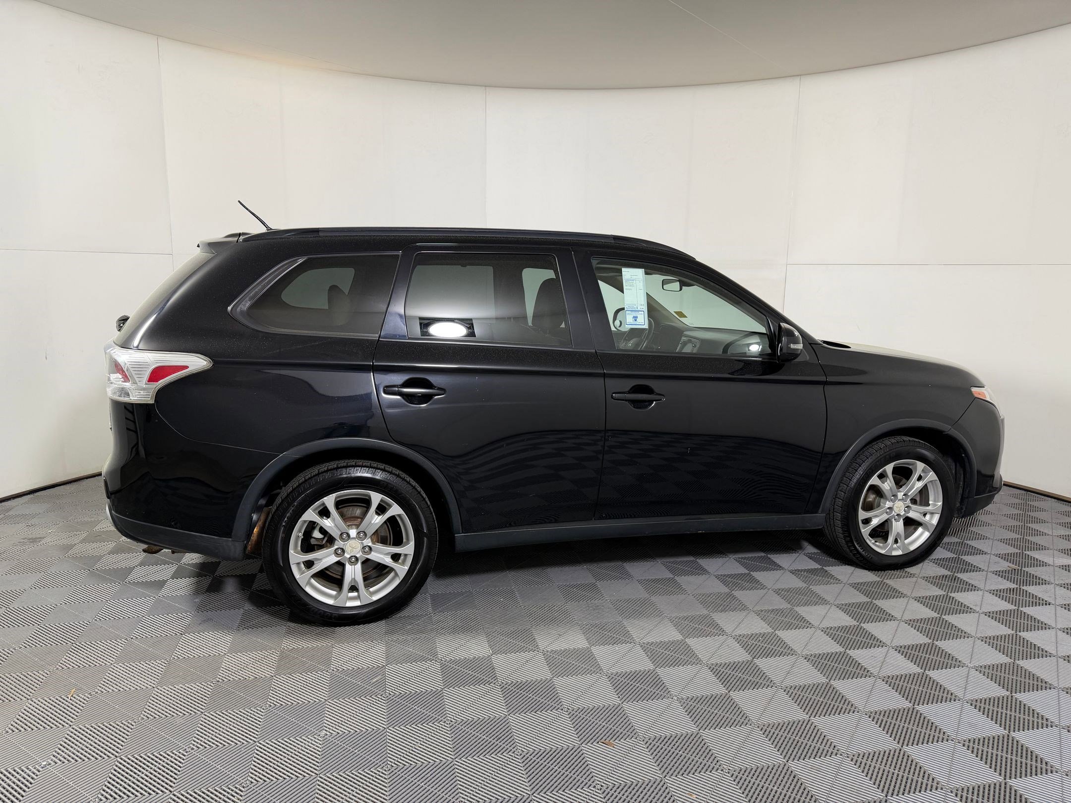 Used 2015 Mitsubishi Outlander SE image 6