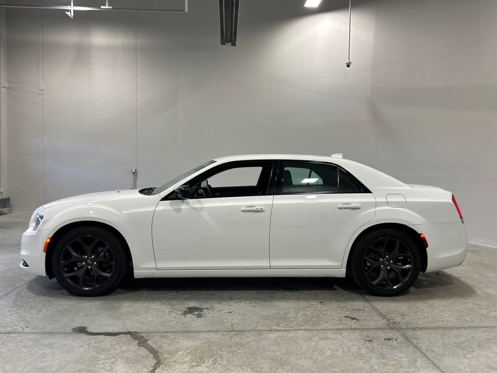Used 2022 Chrysler 300 Touring w/ Sport Appearance Package image 9