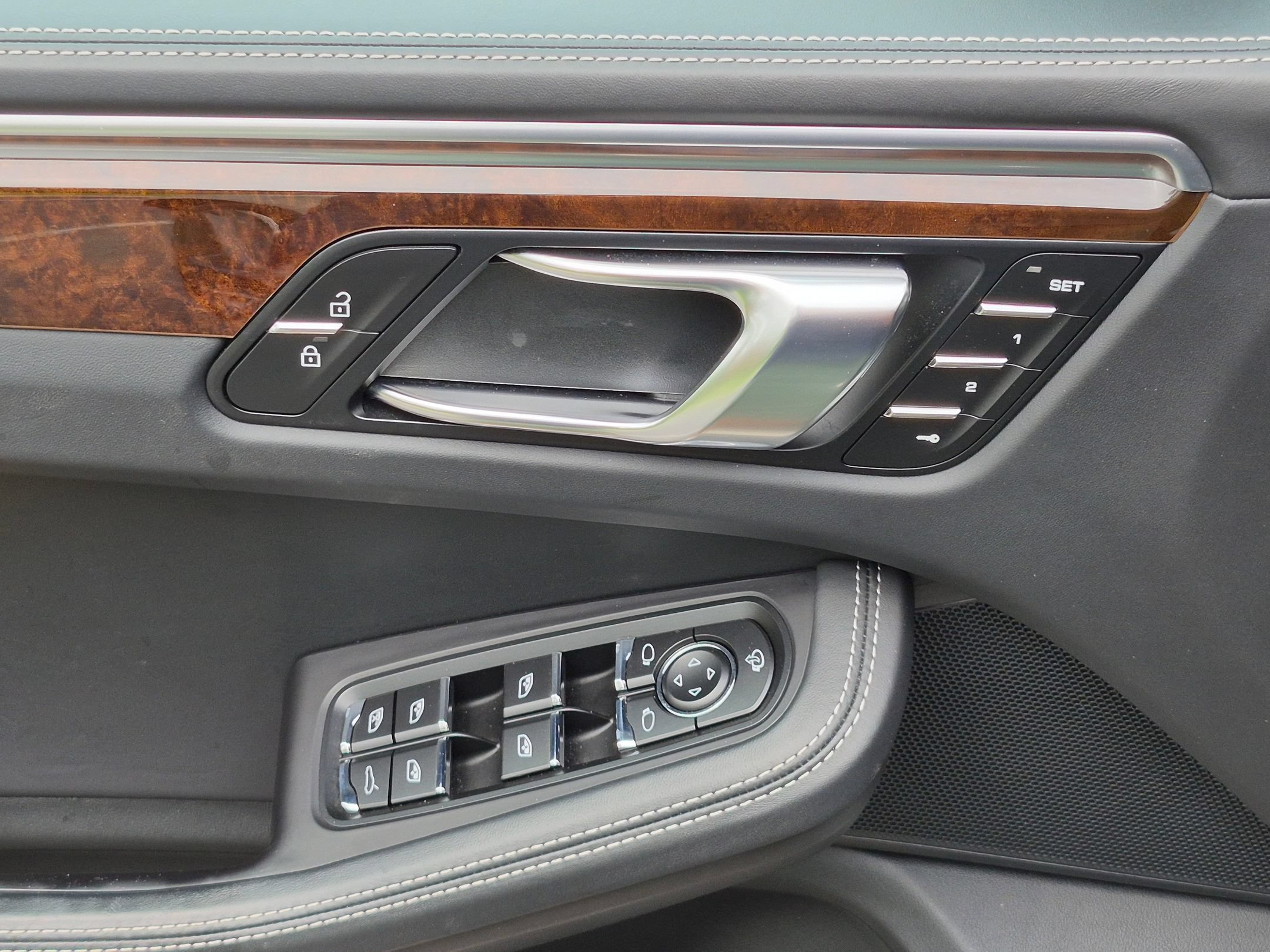 Certified 2022 Porsche Macan S AWD/4WD image 22